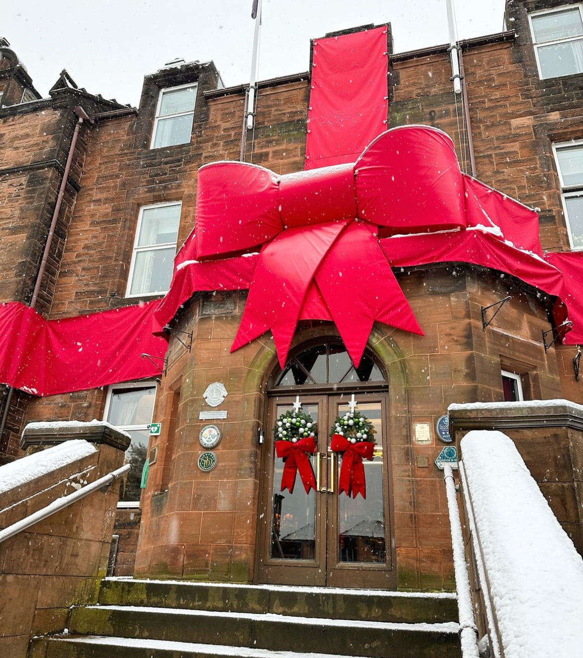 
                  
                    Giant 2.5 metre wide building bow
                  
                
